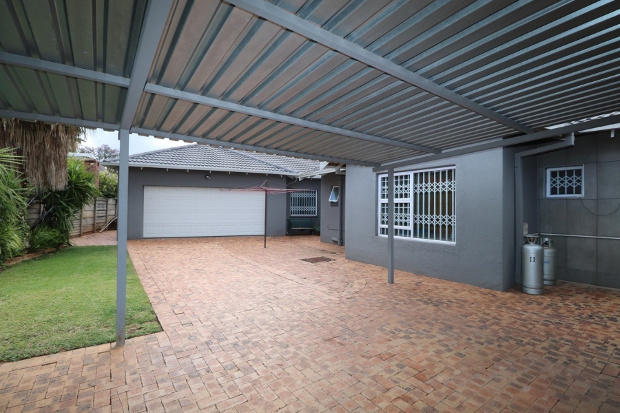 5 Bedroom Property for Sale in Wilkoppies North West